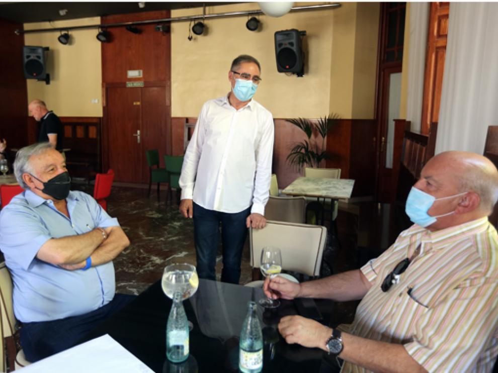 Carmelo Bosque atiende una mesa de clientes.