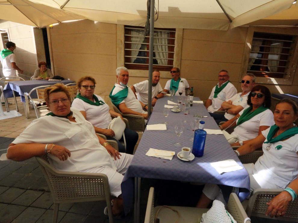 Las “no fiestas” son cada vez más tranquilas al pasar el 9 y 10. En la foto, un grupo en una terraza ayer.