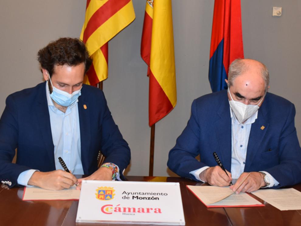 Isaac Claver junto a Manuel Rodríguez Chesa durante la firma de renovación del convenio.