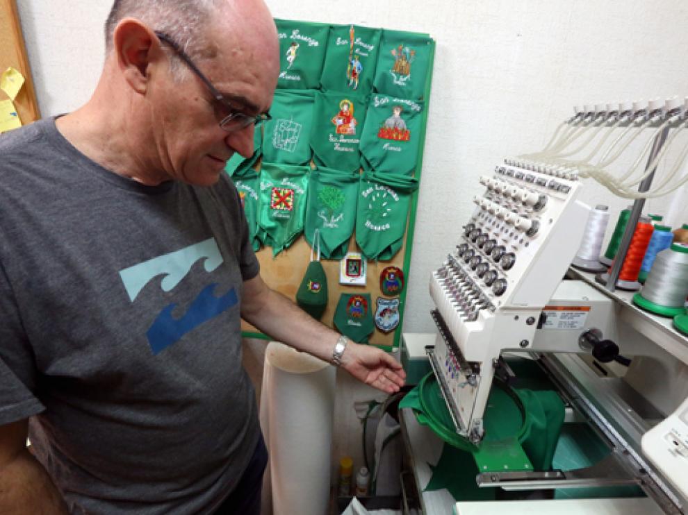 Jesús Bará en su tienda de bordar en la Correría.