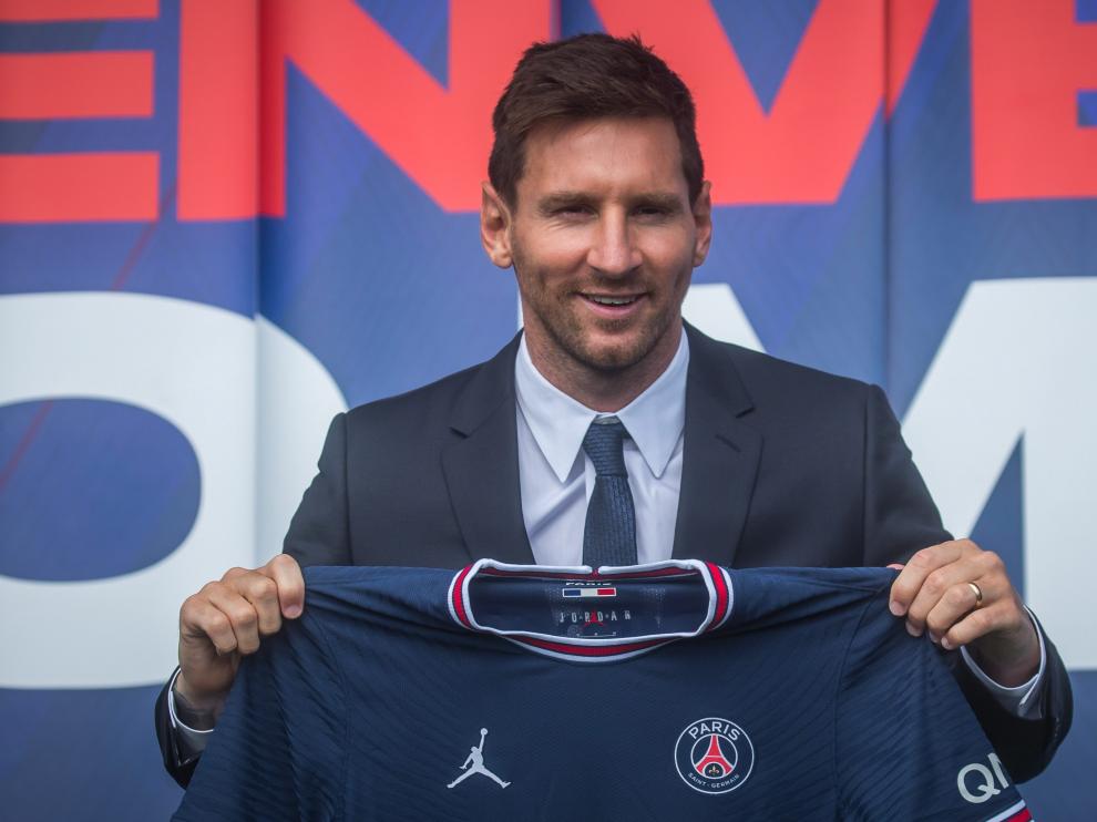 Lionel Messi muestra la camiseta que lucirá en el Paris Saint-Germain.