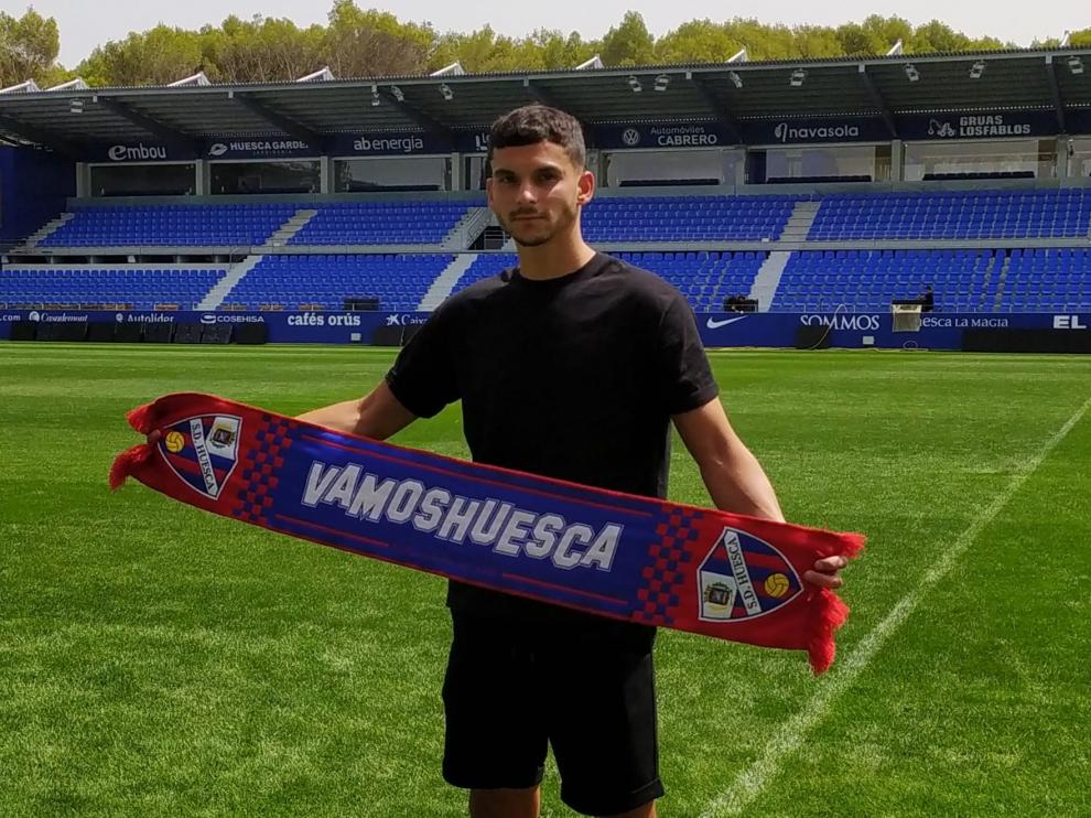 Florian Miguel ha sido presentado como futbolista del Huesca.