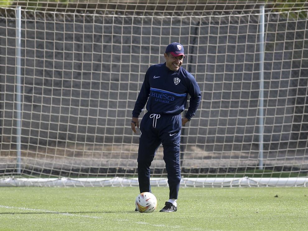 Nacho Ambriz debutará este viernes como entrenador del Huesca en competición oficial.