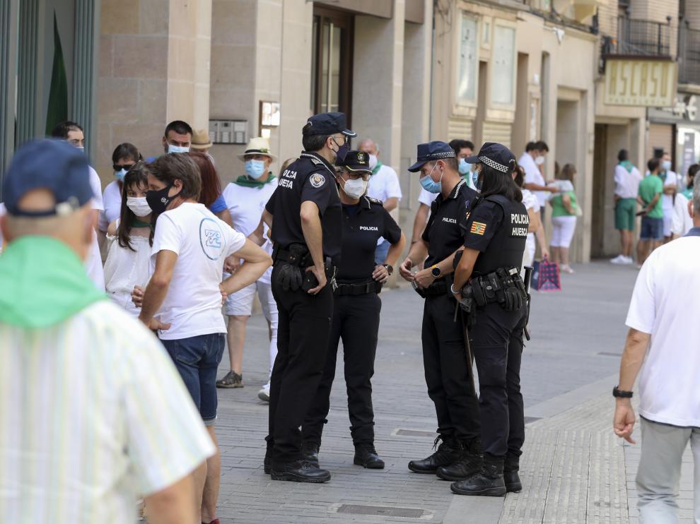 un dispositivo policial vigilando las calles de la ciudad durante estas "no fiestas"