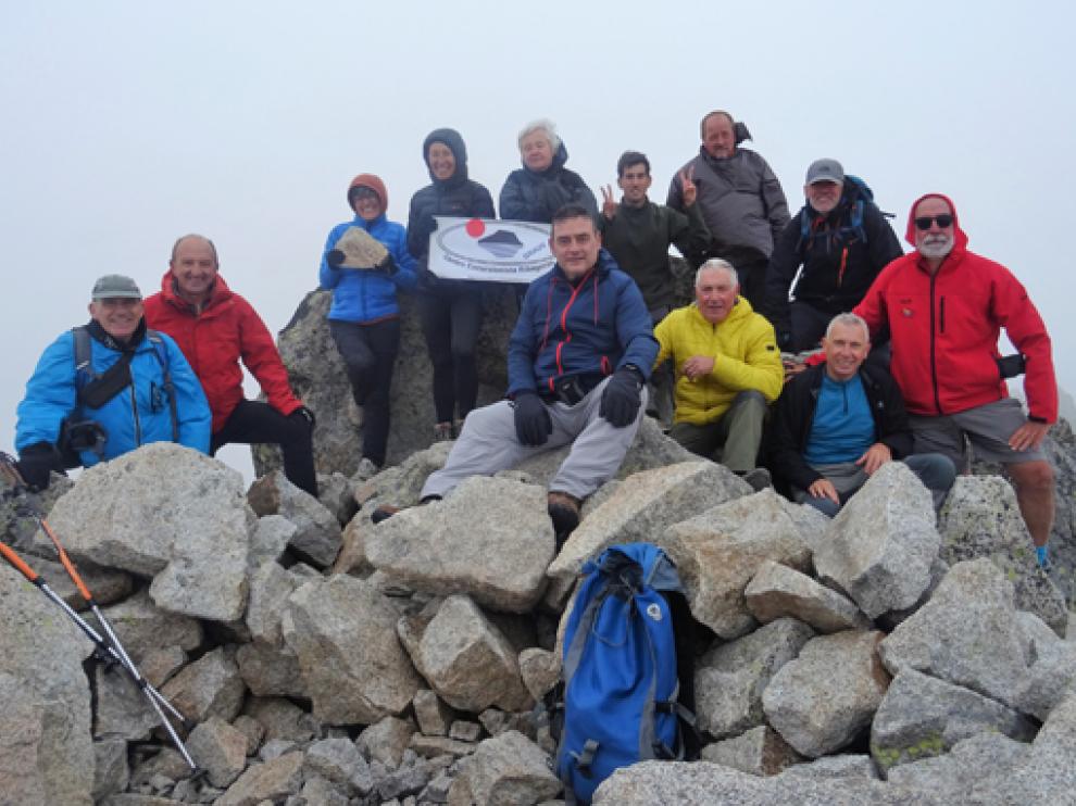 El grupo, en la cima del Aragüells rodeado de la niebla.