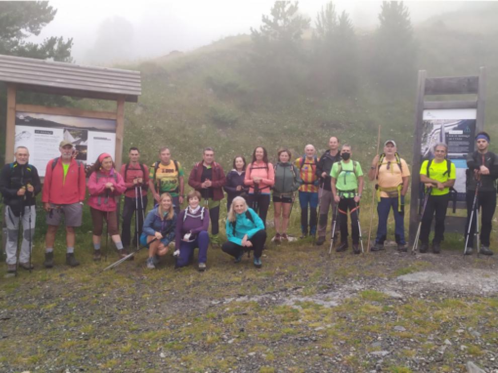 El grupo sobrarbense, durante la neblinosa ruta del pasado sábado.