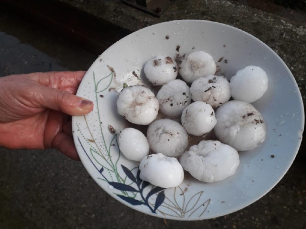 Imagen de las bolas de granizo de la tormenta que afectó este martes a Almudévar