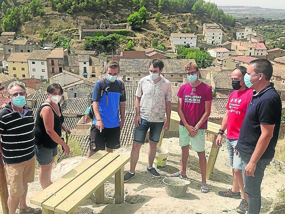 Visita de las autoridades a la zona intervenida por los integrantes del campo de voluntariado.