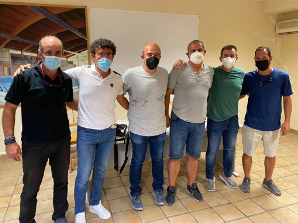 Rafael Torres y Javier Irigoyen (UD Barbastro) con la actual junta de la ADBB, presidida por Eric Vega.