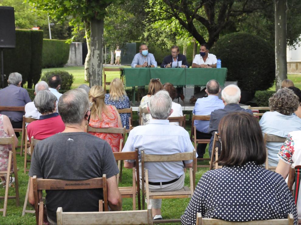 Asistentes al pregón de José Luis Melero, que estuvo acompañado por Javier Acín y Domingo Poveda.