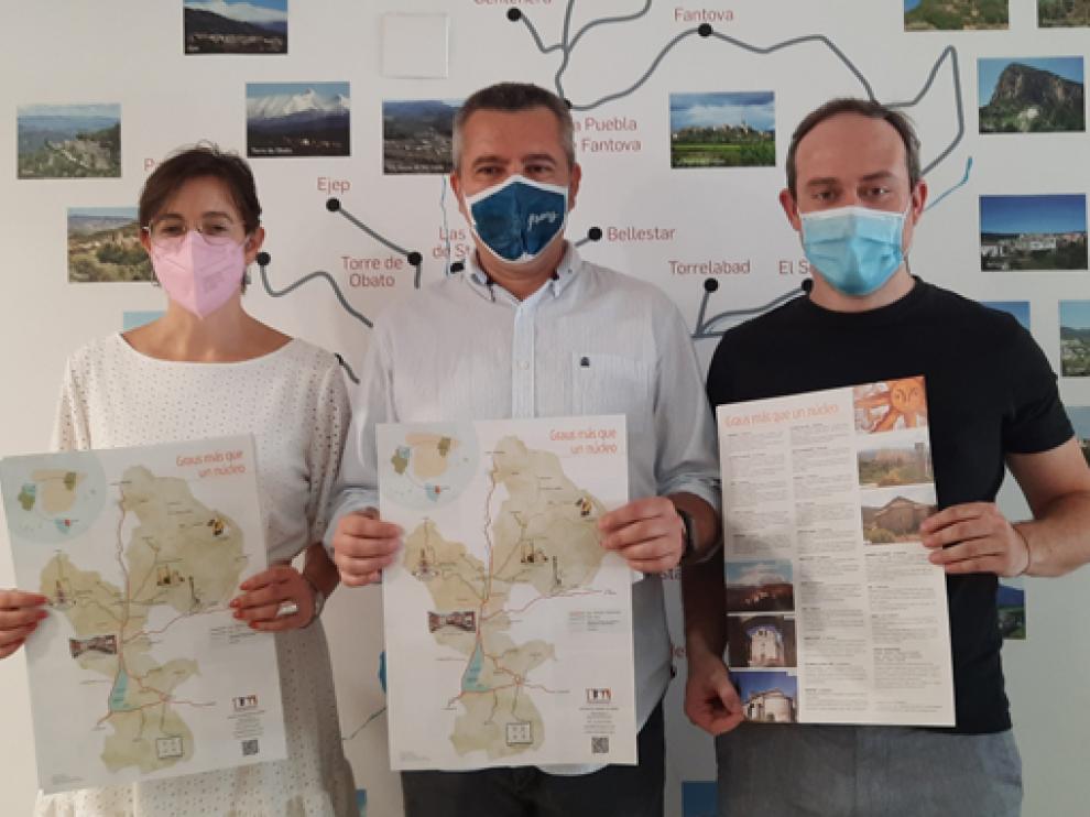 Beatriz Cosculluela, Julián del Castillo y José Manuel Betato con tres ejemplares del folleto.