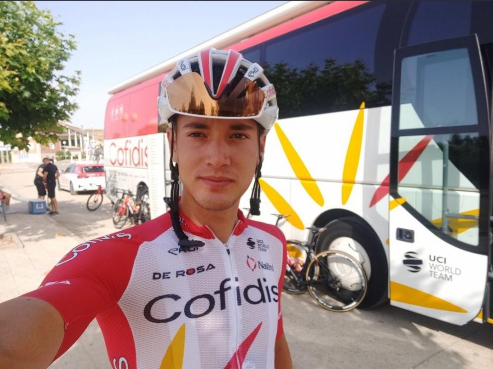 Fernando Barceló, con el autobús del Cofidis, en estos días previos a la Vuelta.