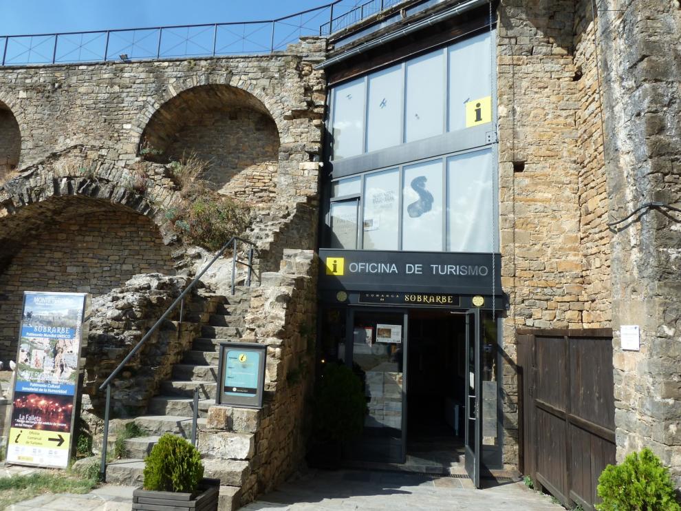 Fotografía de la entrada a la Oficina Comarcal de Turismo de Sobrarbe