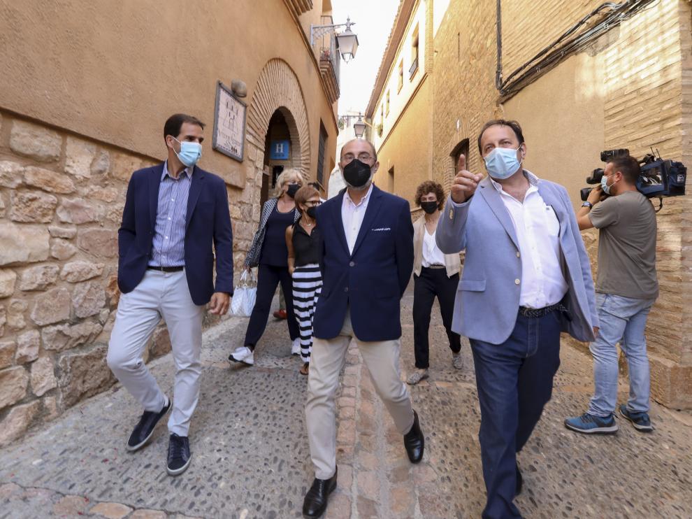 El presidente de Aragón, Javier Lambán, junto al alcalde de Alquézar, Mariano Altemir.