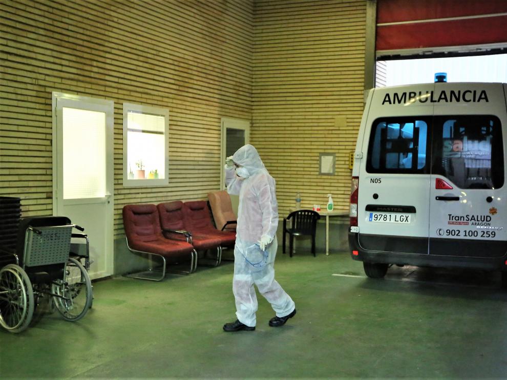 Sanitario protegido contra la covid-19 entra a un centro hospitalario durante la tercera ola epidémica del pasado otoño de 2020.
