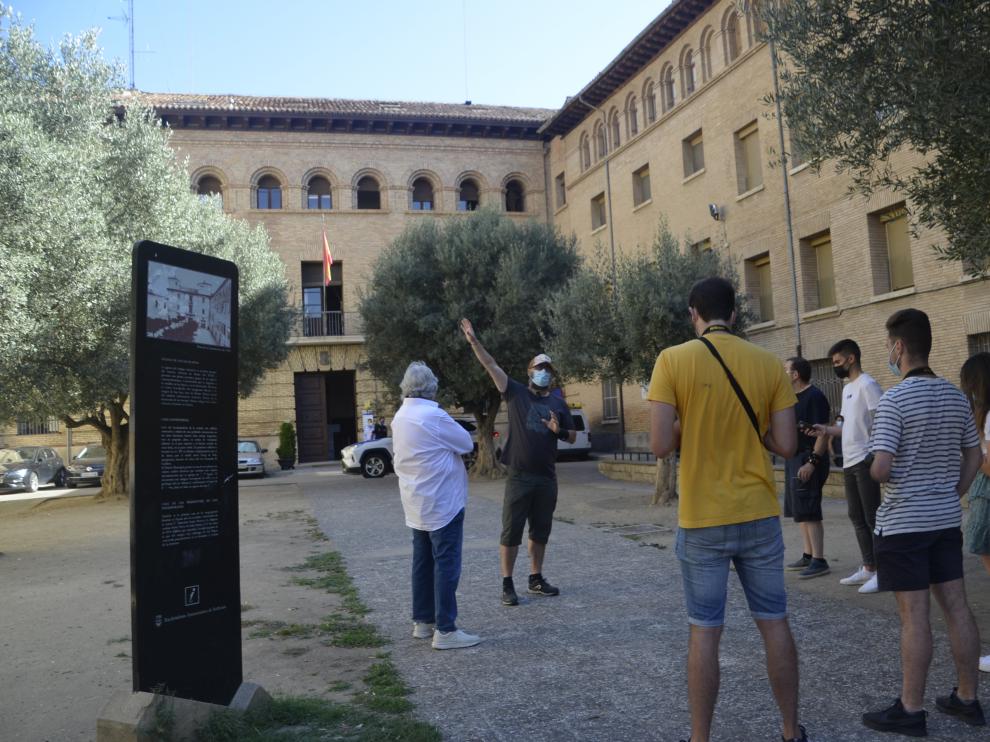 Algunos turistas disfrutan de las visitas guiadas del Área de Turismo de Barbastro