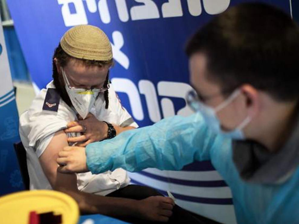 Un hombre es vacunado en Israel