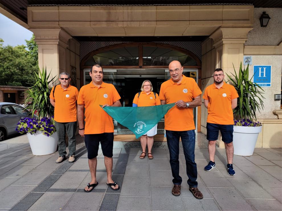 El equipo de L’Aurora Estadilla, con una pañoleta de las Fiestas de San Lorenzo de la localidad.