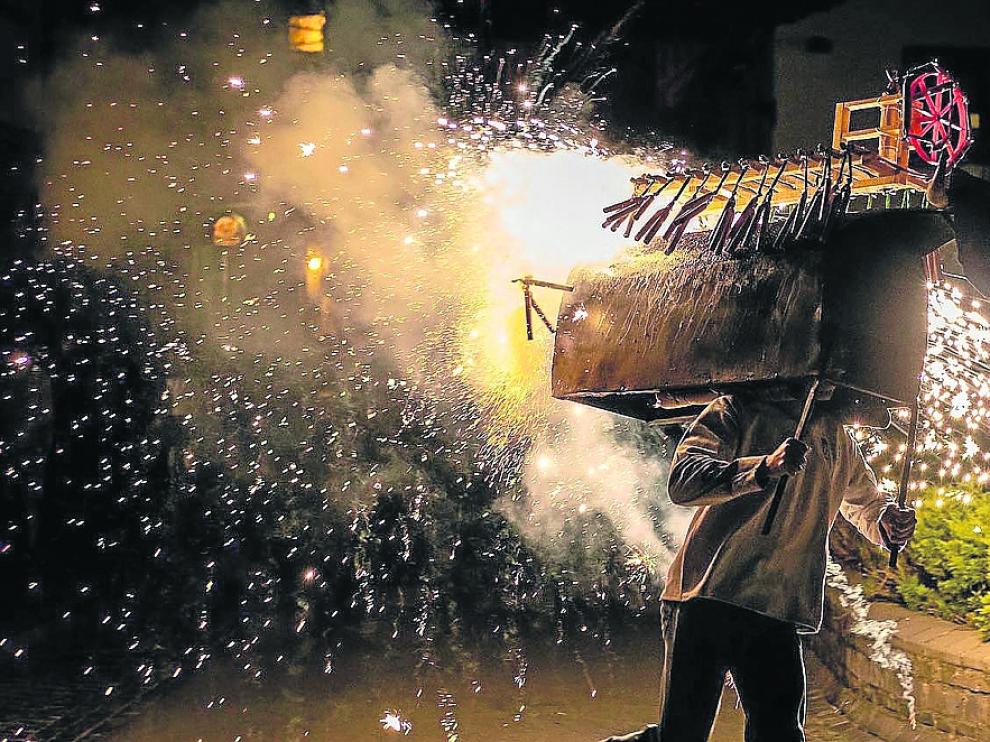 El toro de fuego es un acto tradicional de las fiestas de Biescas