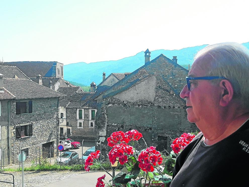 Pepe Lera, este mes de agosto, contempla algunas calles del centro del municipio de Hecho.