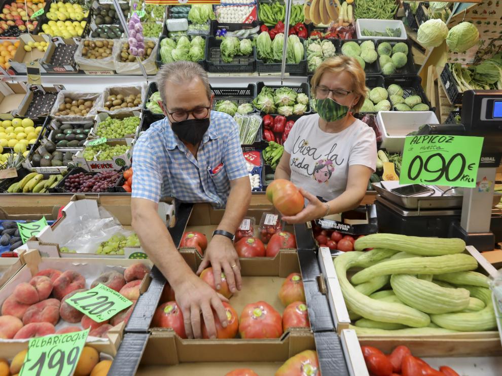 Propietarios de El Encanto del Barrio, una frutería situada en el barrio del Perpetuo Socorro.