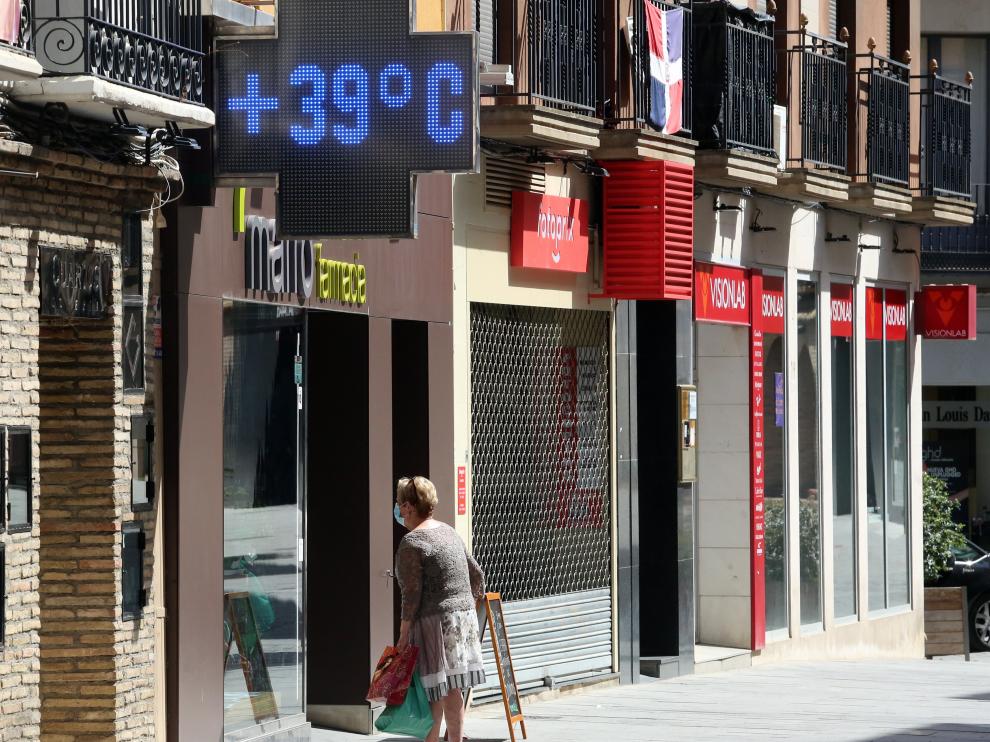 Un termómetro de Huesca marca 39 ºC durante la ola de calor de estos días.