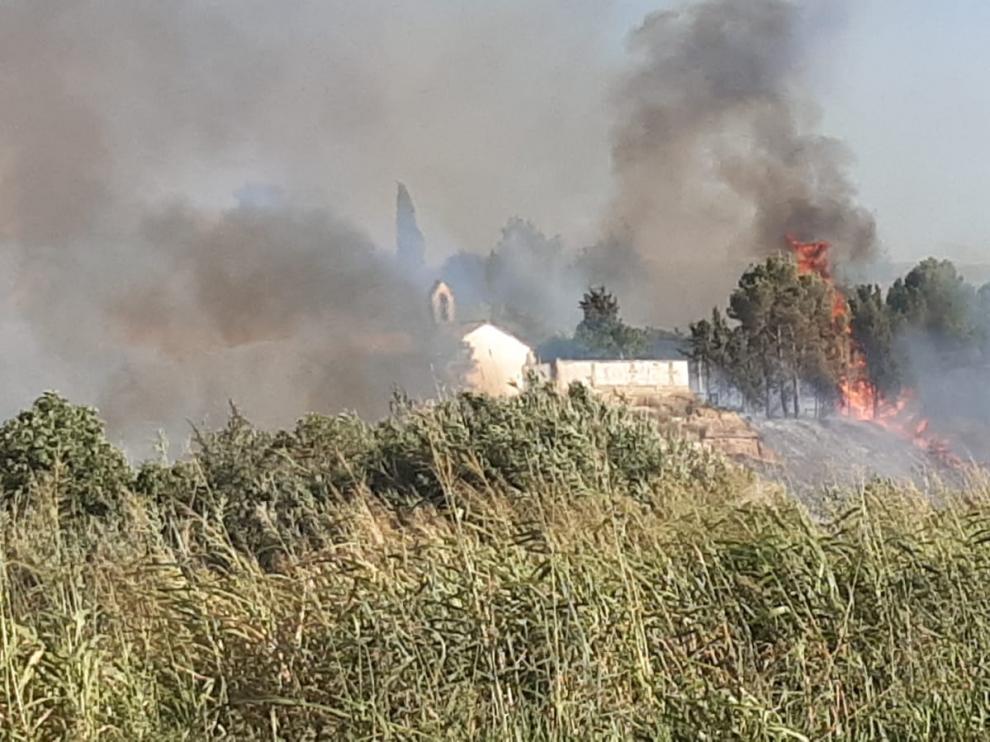 Las llamas se han originado en el entorno de la ermita de Santiago.