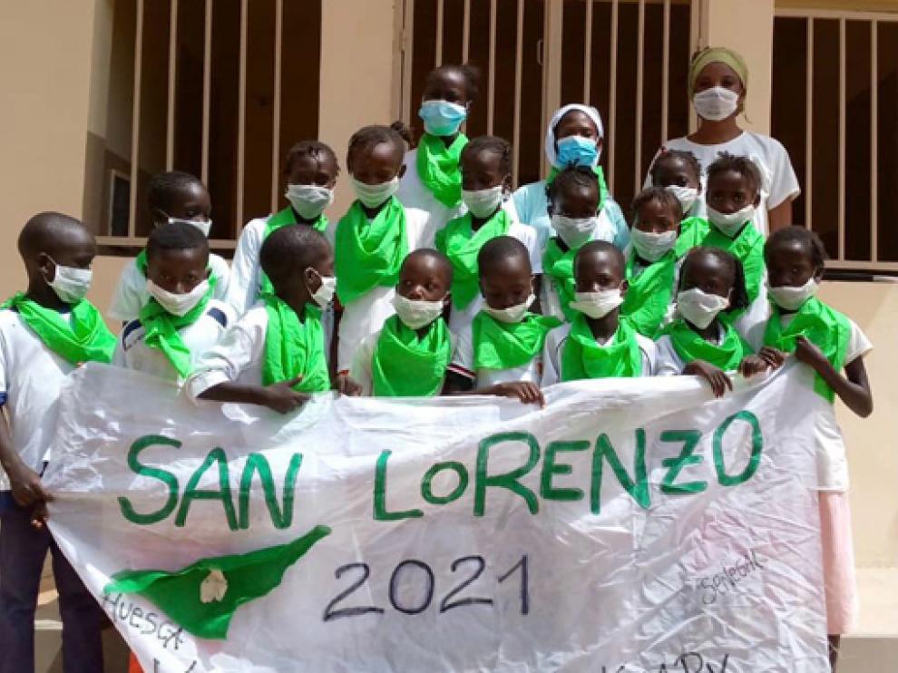 Niños y personal de maternidad en el Centro de Salud Keur Madou Khary felicitando las fiestas de San Lorenzo.