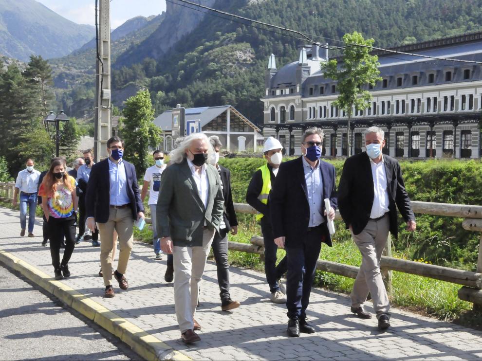 Rafael Asuar camina junto al consejero José Luis Soro, el día 28 de julio, con la Estación Internacional de Canfranc de fondo.