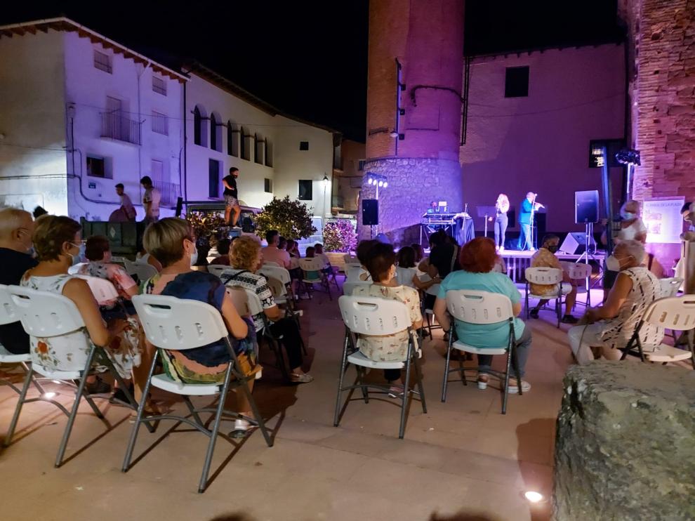 Vecinos de La Puebla de Castro durante uno de los actos de este verano.