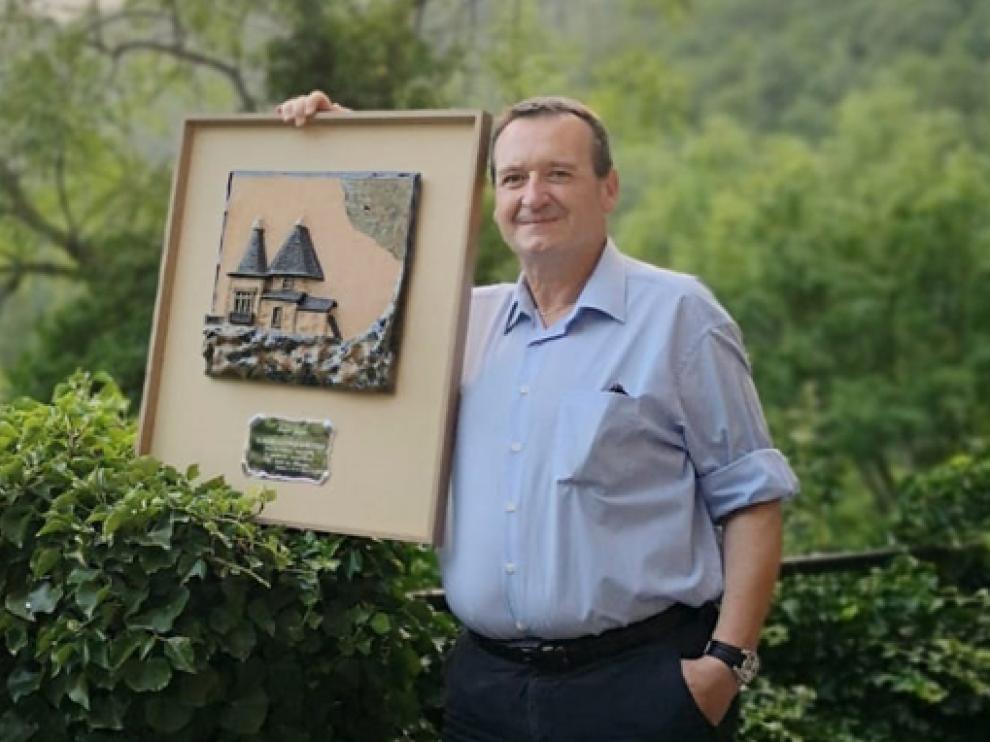 Ángel Gayúbar muestra el premio.