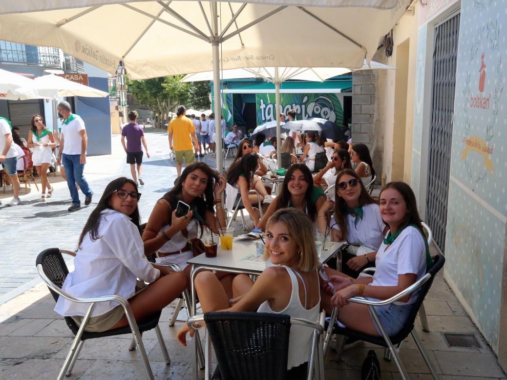 Jóvenes en una terraza de un establecimiento de ocio nocturno de la plaza de los Fueros durante las no fiestas de San Lorenzo.