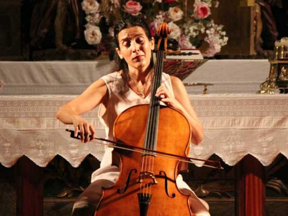La violonchelista Iris Azquinezer creó un ambiente mágico donde la música fue la protagonista.