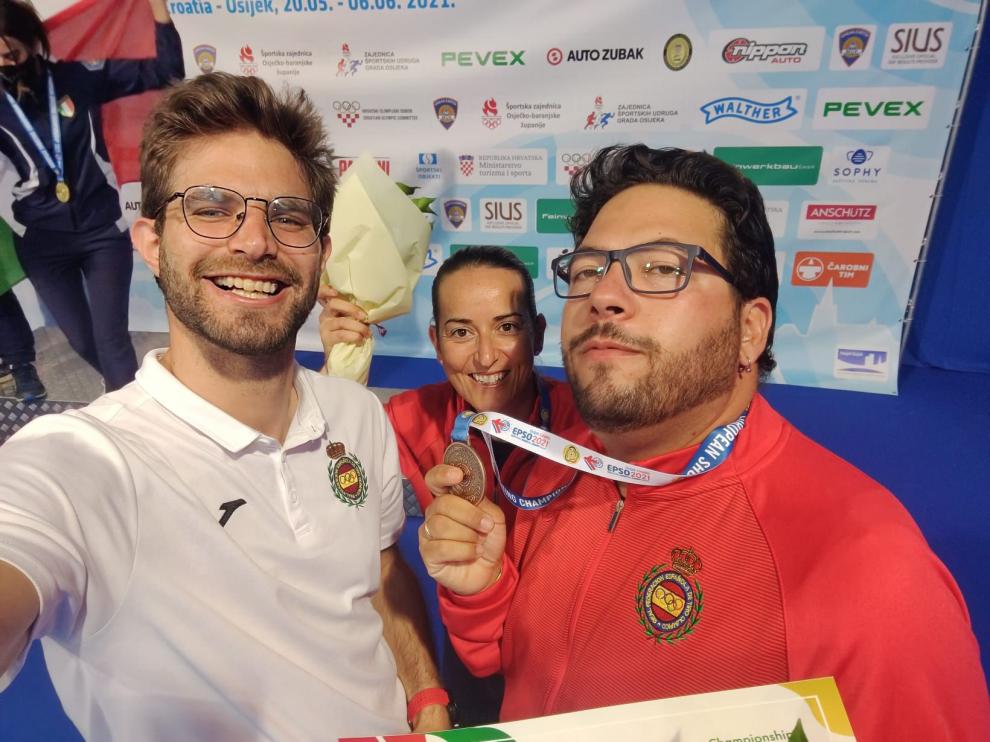 Marco Escribano junto a Alberto Fernández y Fátima Gálvez.