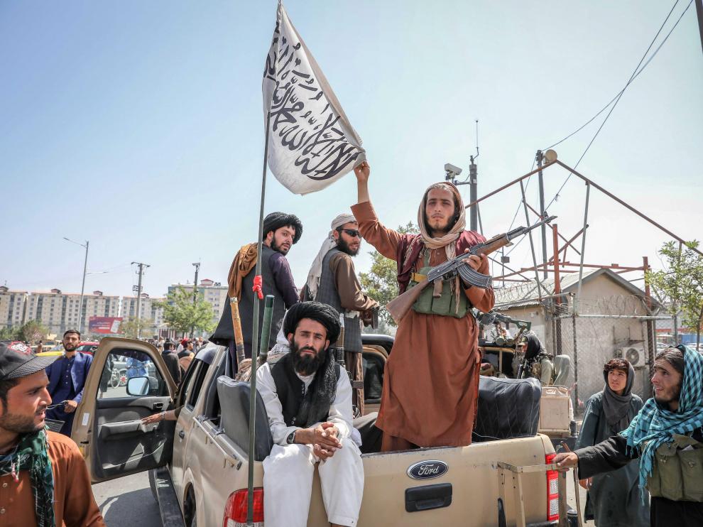 Tras la toma de Kabul por parte de los talibanes la mayoría de los extranjeros ha huído o lo intenta.