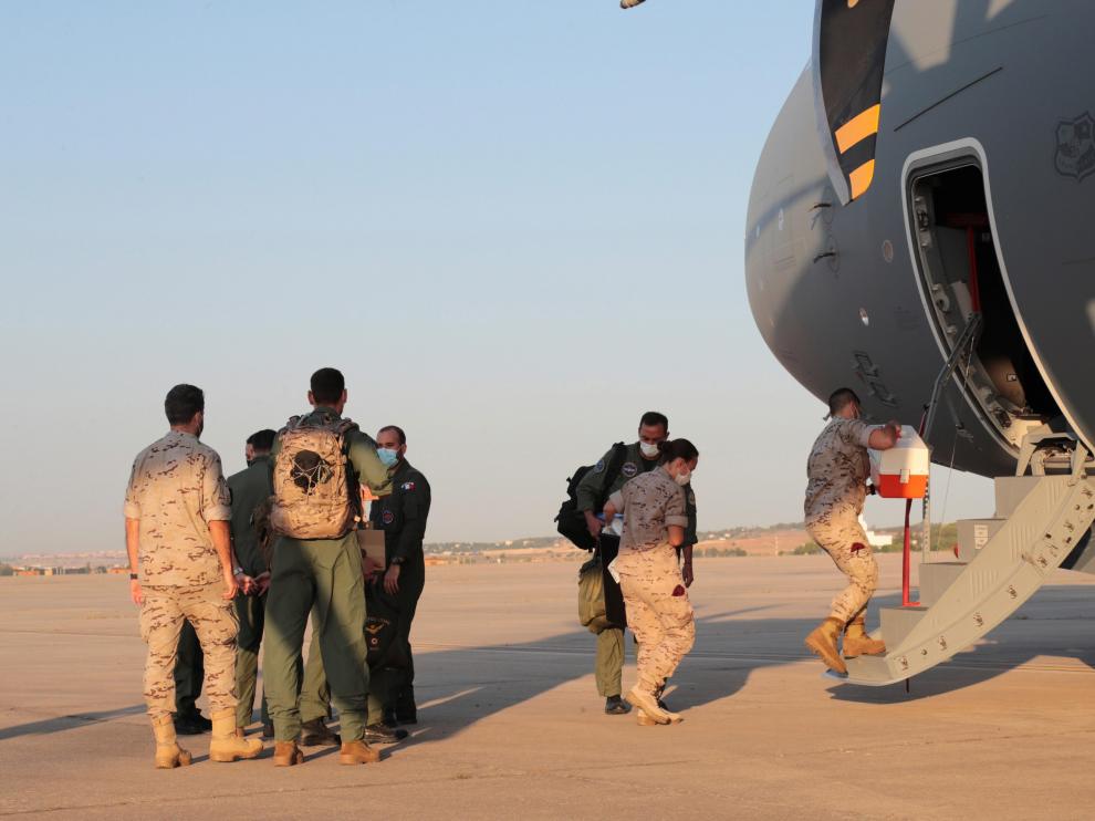 El primer avión español sale rumbo a Kabul