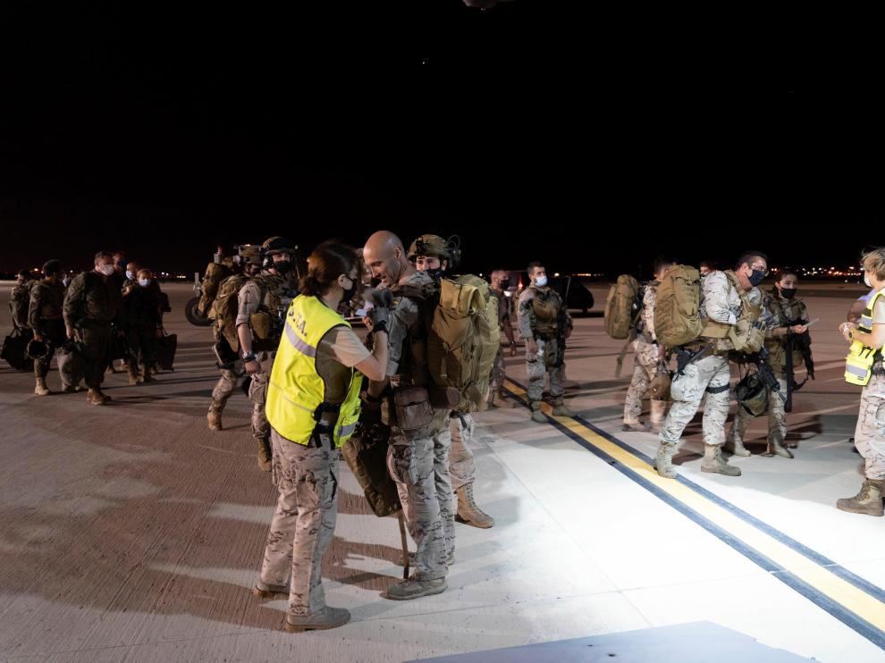 Militares esperan subir al primer avión en la madrugada del lunes