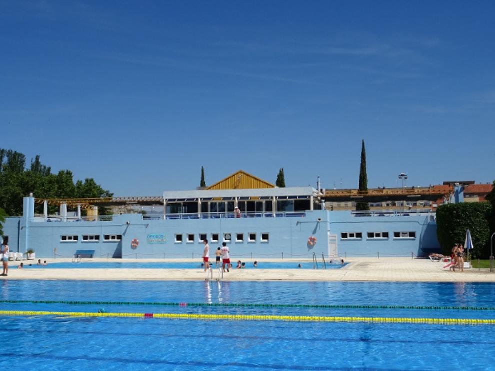 Piscina municipal de la Ciudad Deportiva en Huesca