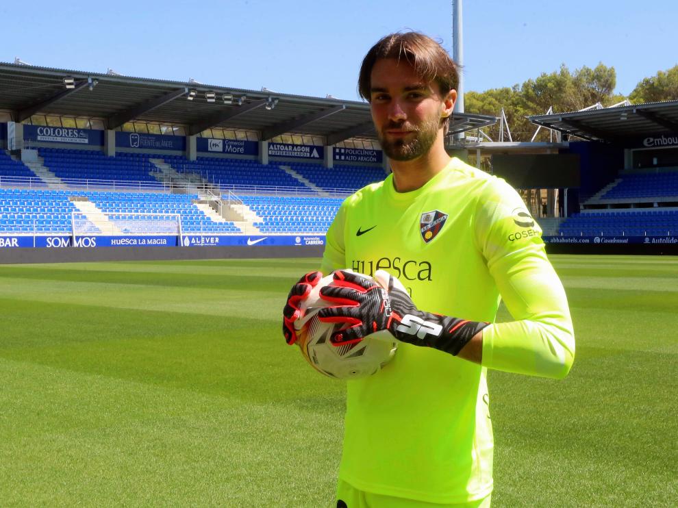 Presentación de Miguel San Román, el nuevo portero del Huesca, en El Alcoraz.