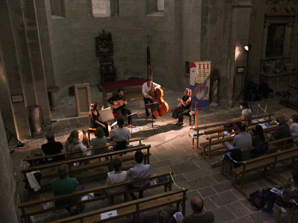 Taracea en su concierto en la iglesia de Santa Cruz de la Serós.