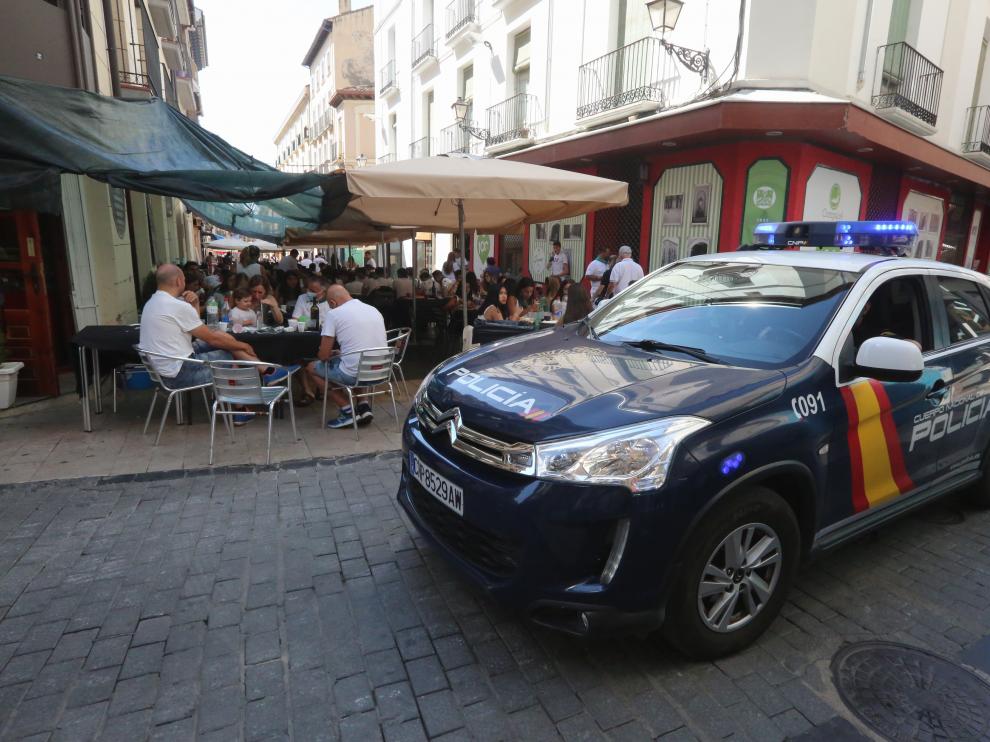 Coche de policía durante el día 9 de agosto.