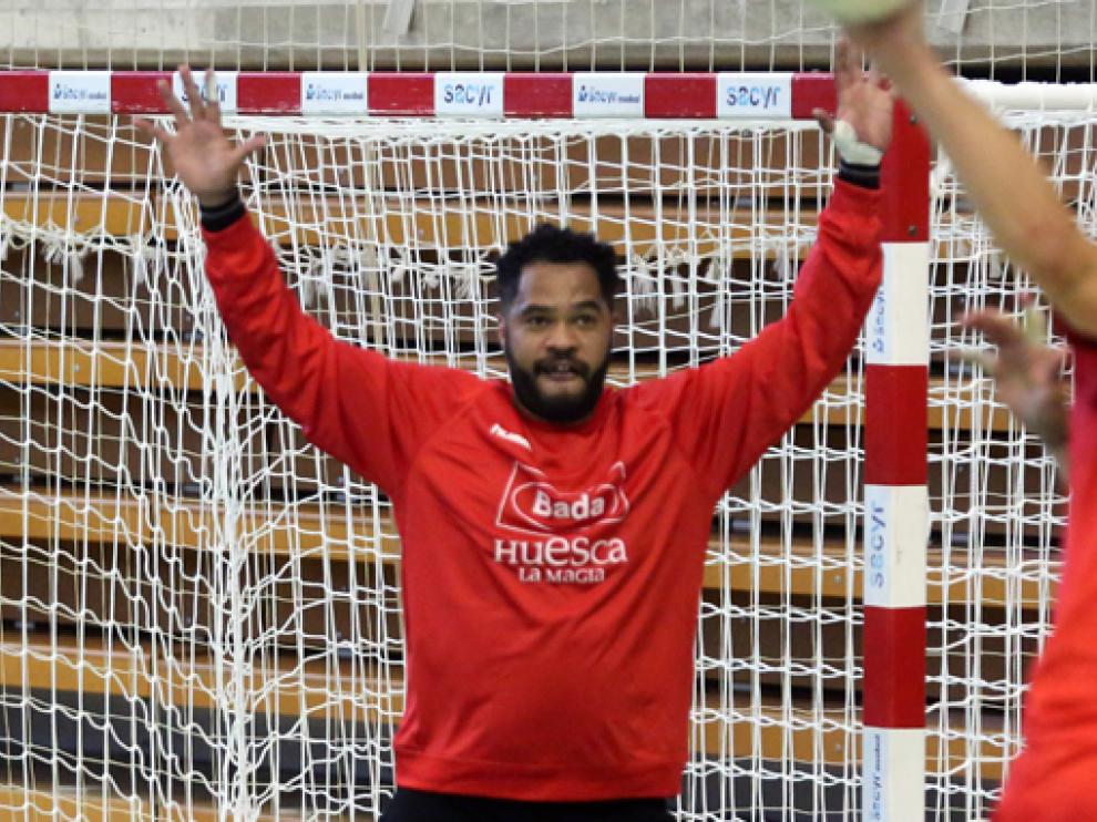 César Bombom Almeida, en su primer entreno con Bada.