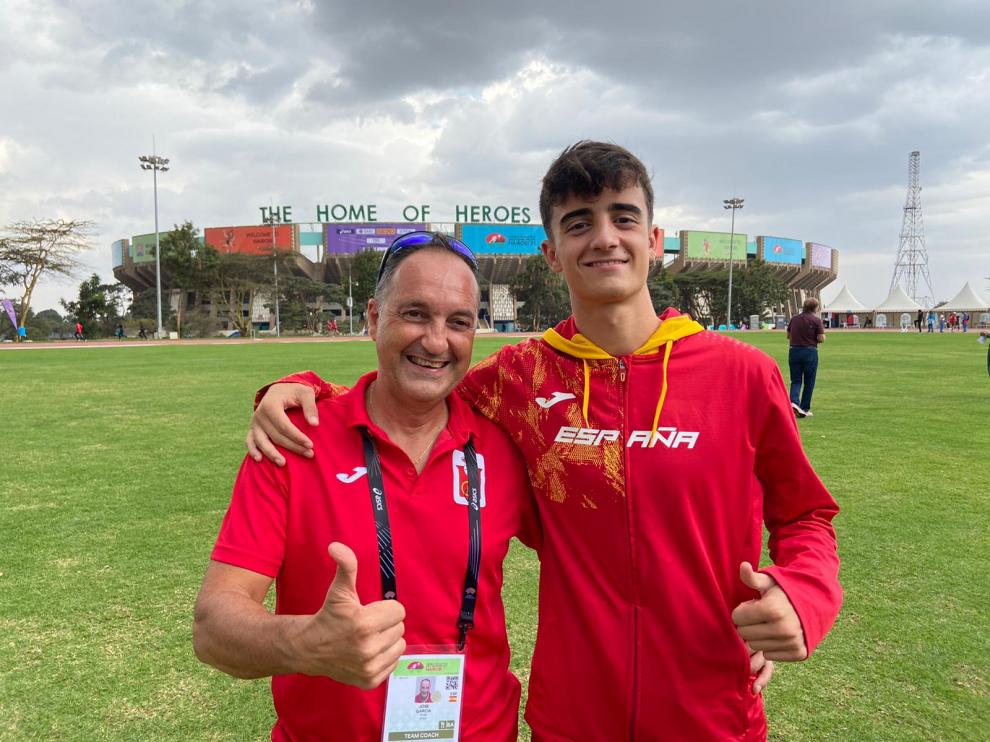 Phondy y Oriach, frente al estadio de atletismo de Nairobi