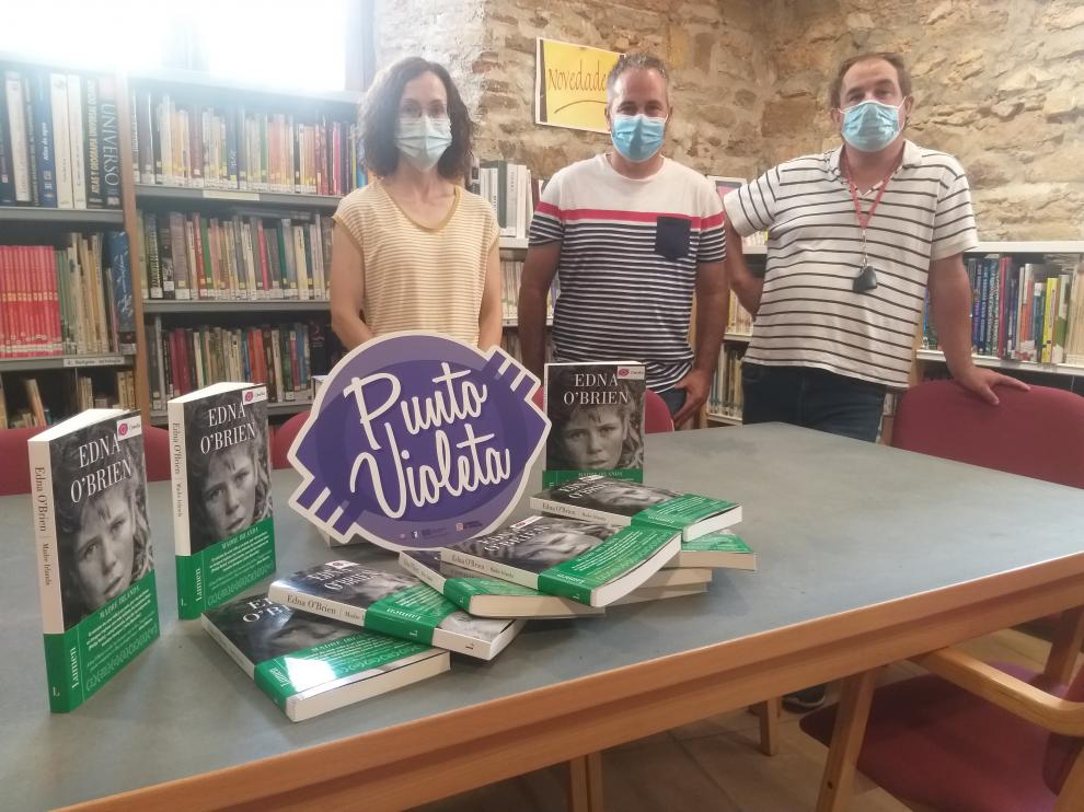 Javiel Consul y Óscar Moret entregaron los ejemplares a la biblioteca de Osso de Cinca.