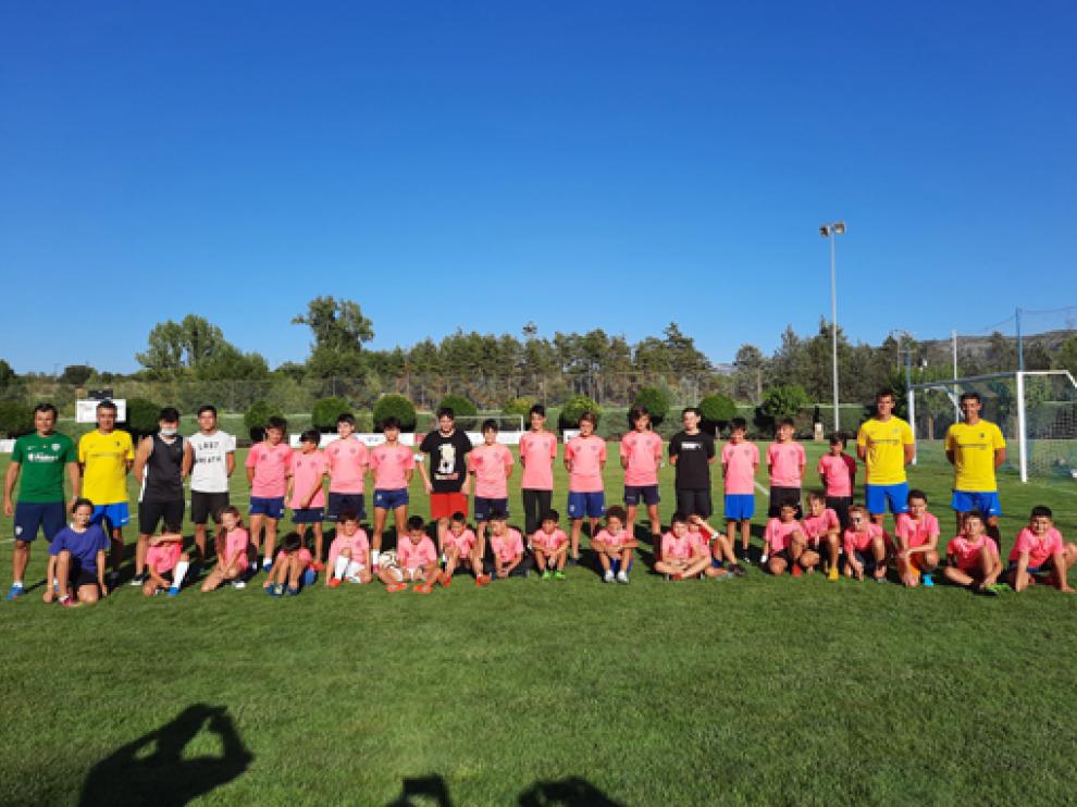 Los niños participantes en la jornada, con los técnicos.