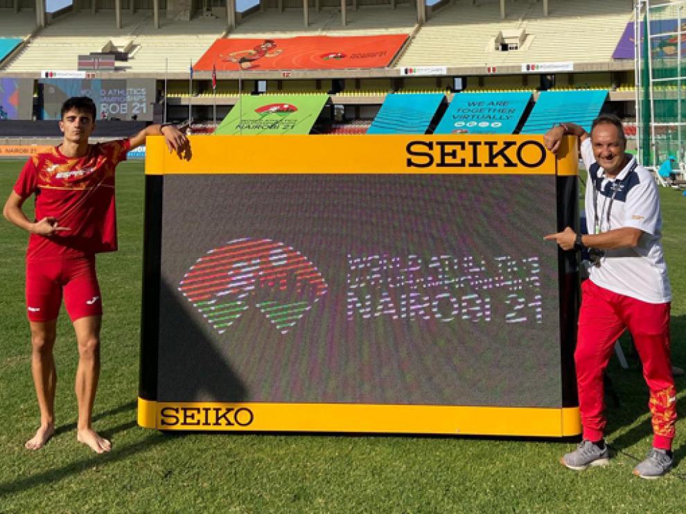 Oriach y su entrenador, Phondy, en la pista africana.