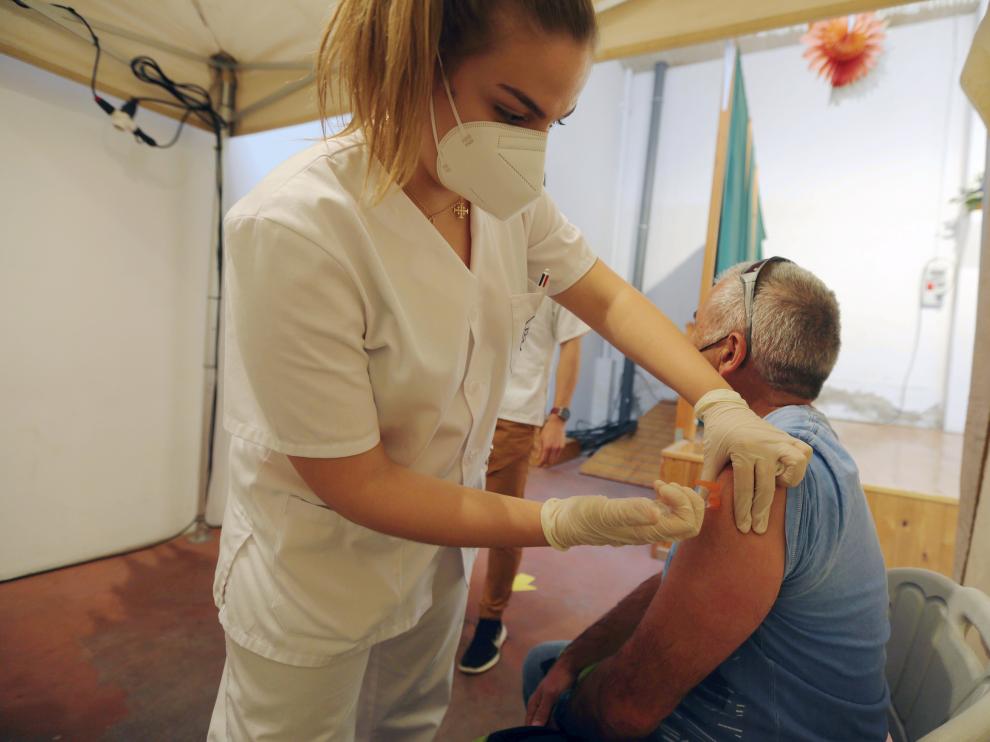 Un vecino de Huesca recibe la vacuna contra la Covid-19.