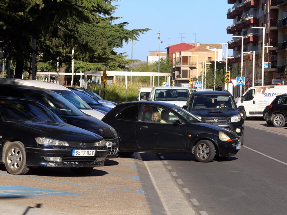 Vehículos este miércoles tarde, a su paso por el paseo Ramón y Cajal.