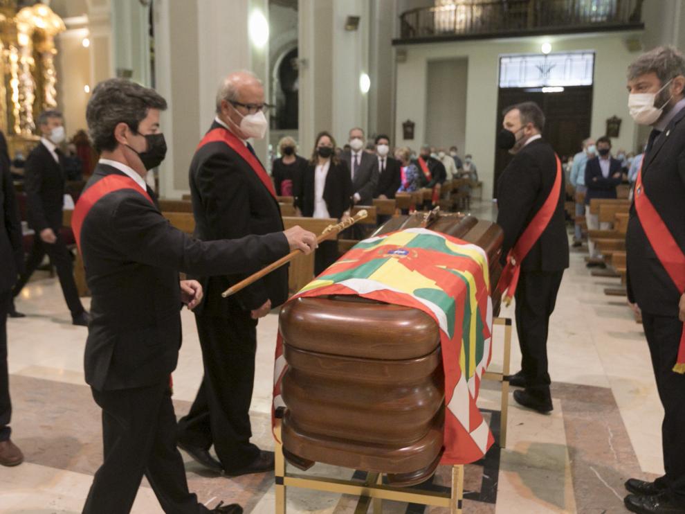El alcalde de Huesca, Luis Felipe, ha depositado el bastón de mando sobre el féretro.