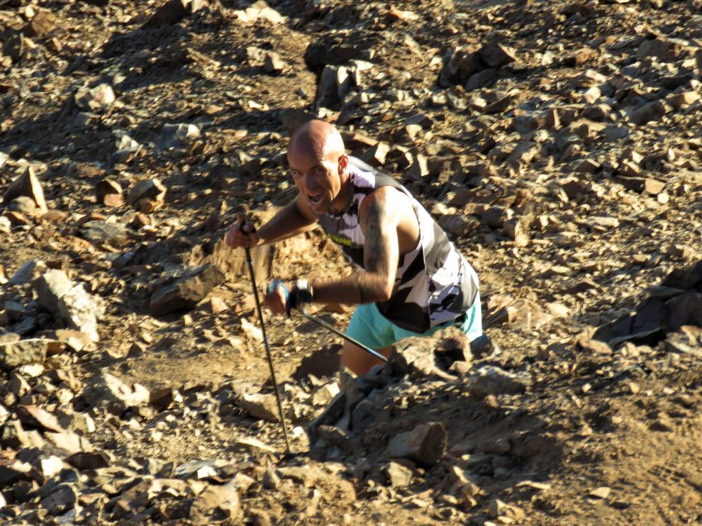 El corredor Miguel Caballero, en su ascenso al pico del Garmo Negro, situado en el Valle de Tena a 3.064 metros de altura.